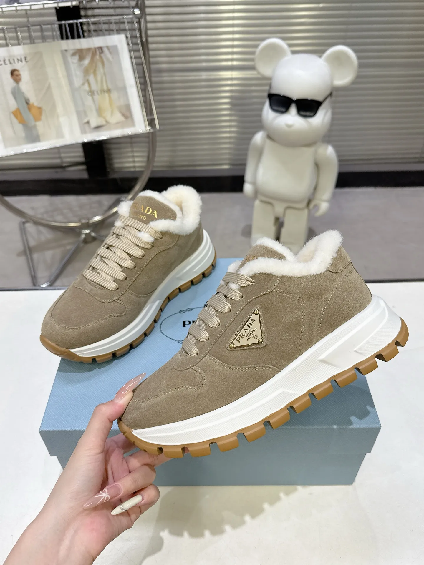 👟👟Ex-factory price 600👟👟 PRADA ²⁰²5 𝐬𝐬Prada’s new product comes with strength! ❣️Many Internet celebrities have the same style, fashionable and versatile nice items, original shoes are developed and purchased from Italian counters, and are reproduced 1:1 according to the original taste. This year’s theme is not to be defined, embodying texture through simplicity💛From thick-soled sneakers to zigzag short boots to 2025 flat shoes, everything reveals a sure-fire momentum... It combines gentleness and handsomeness, the finishing touch for women❤️ Wear-resistant and ultra-light two-color outsole. ⚛Size: Women's 35-40 ⚛Size: Men's 39-45 Original packaging accessories. ⚛
